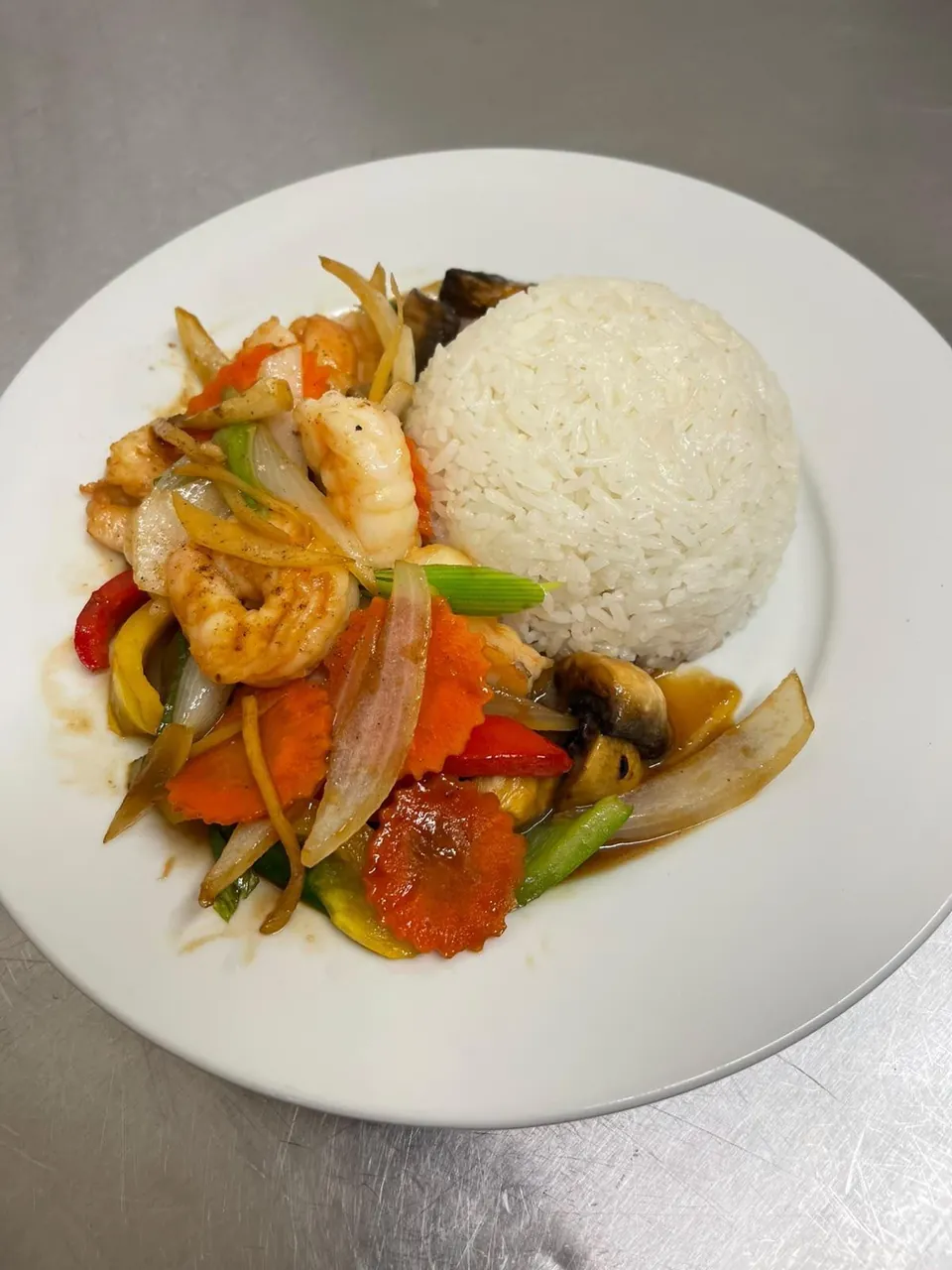 Thai prawns with vegetables and rice