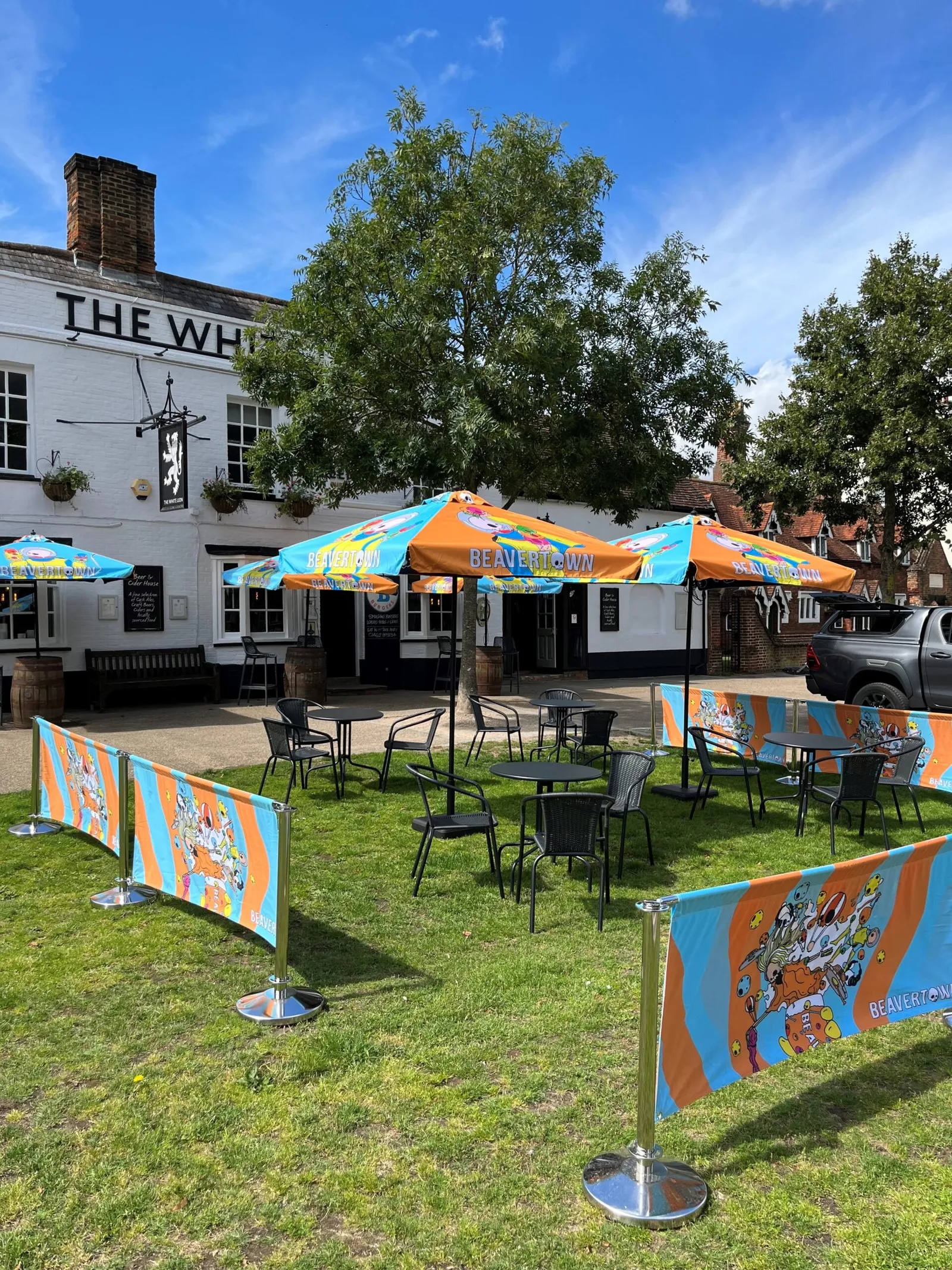 The White Lion sign above the High Street